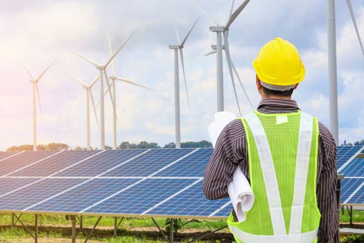 Un technicien solaire dans un champs photovoltaïque